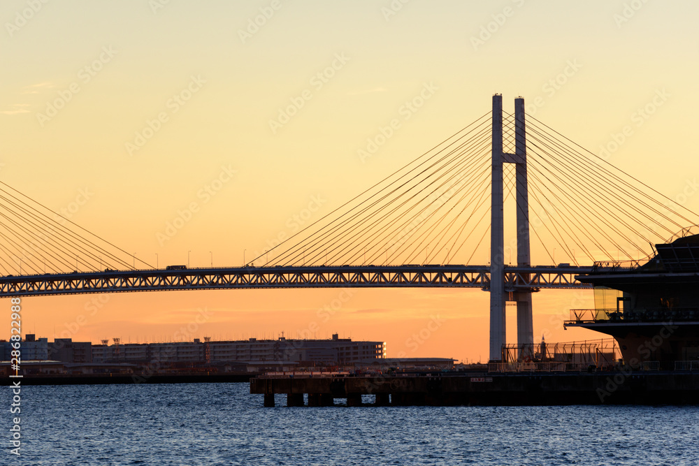 Obraz premium 横浜の朝焼けに映えるベイブリッジ
