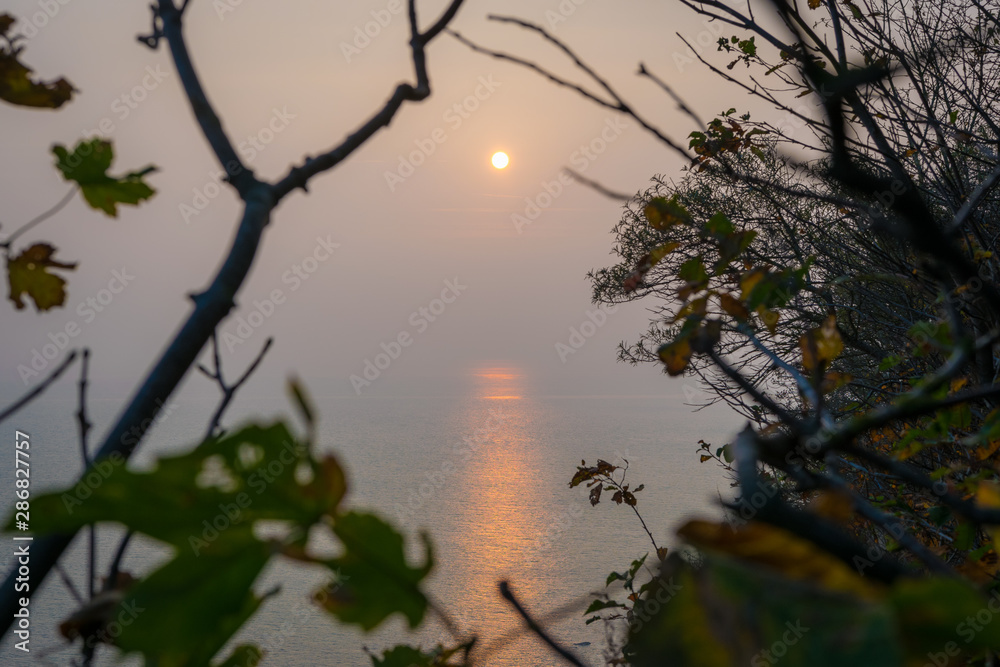 Sonnenaufgang über Ostsee am Kap Arkona auf Insel Rügen Sonnenaufgang über Ostsee am Kap Arkona auf Insel Rügen