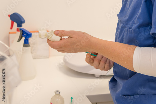 Foto In the clinic, a syringe is filled with medication