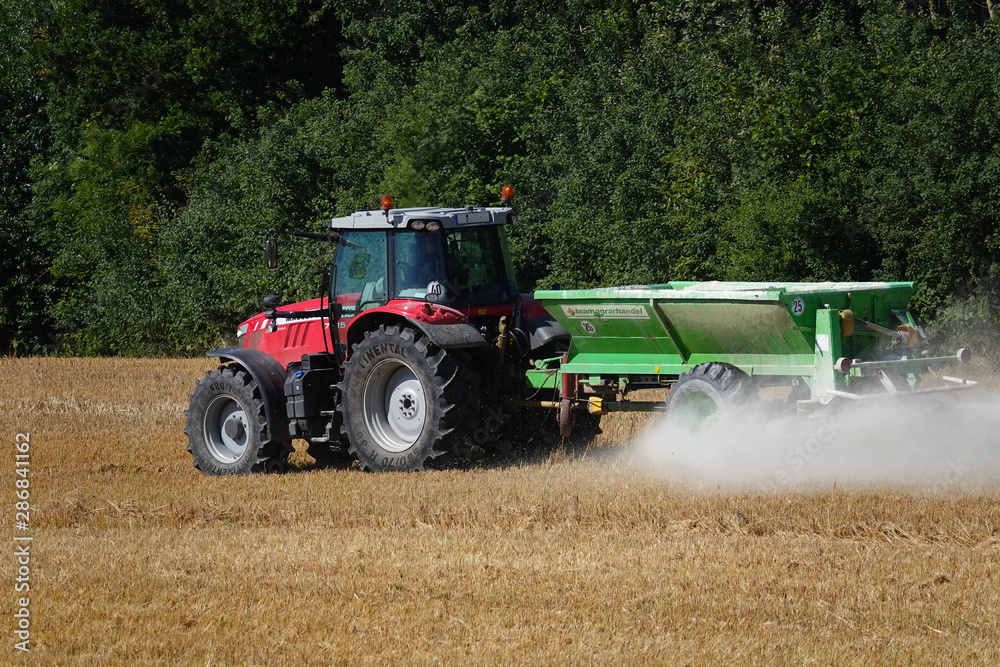 Obraz premium Traktor im Weizenfeld