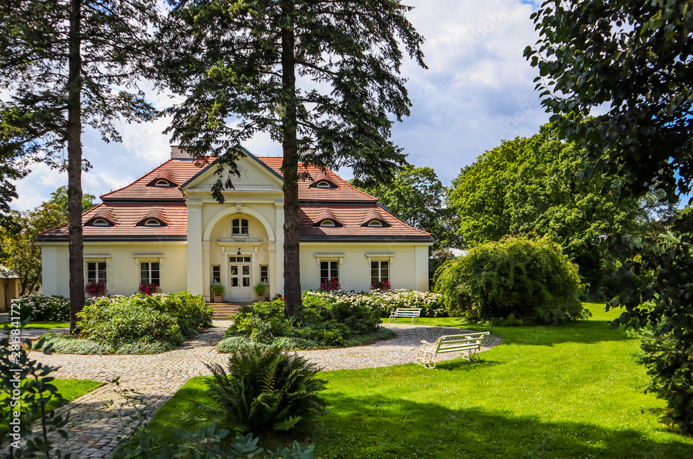 Obraz premium Villa Intrata. Garden and Museum of Royal Wilanow Palace in Warsaw, Poland. August 2019 in Warsaw