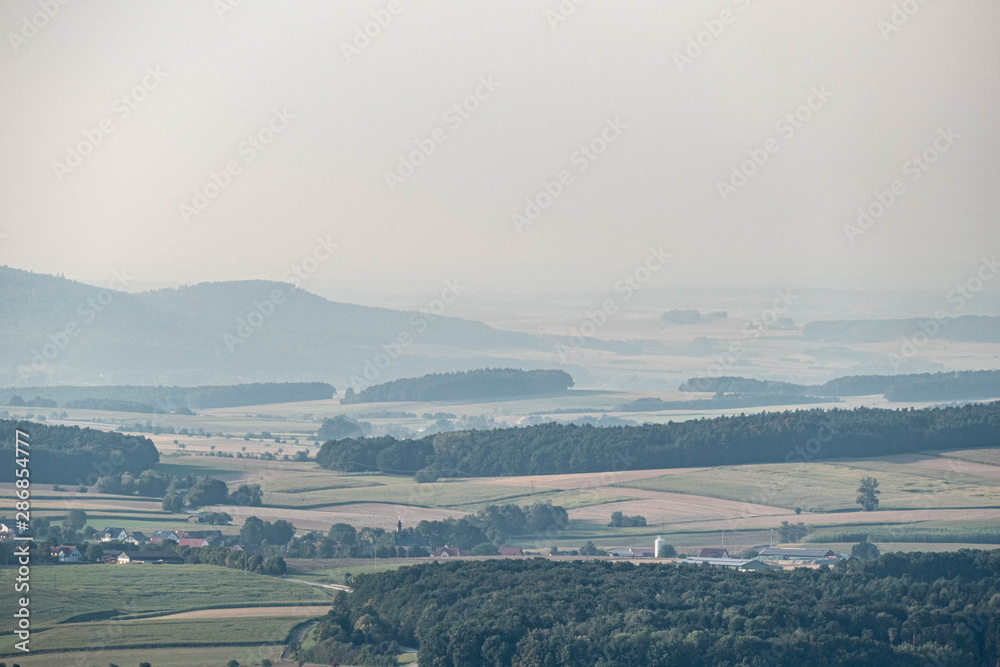 Naklejka premium Dunstige Landschaft Franken