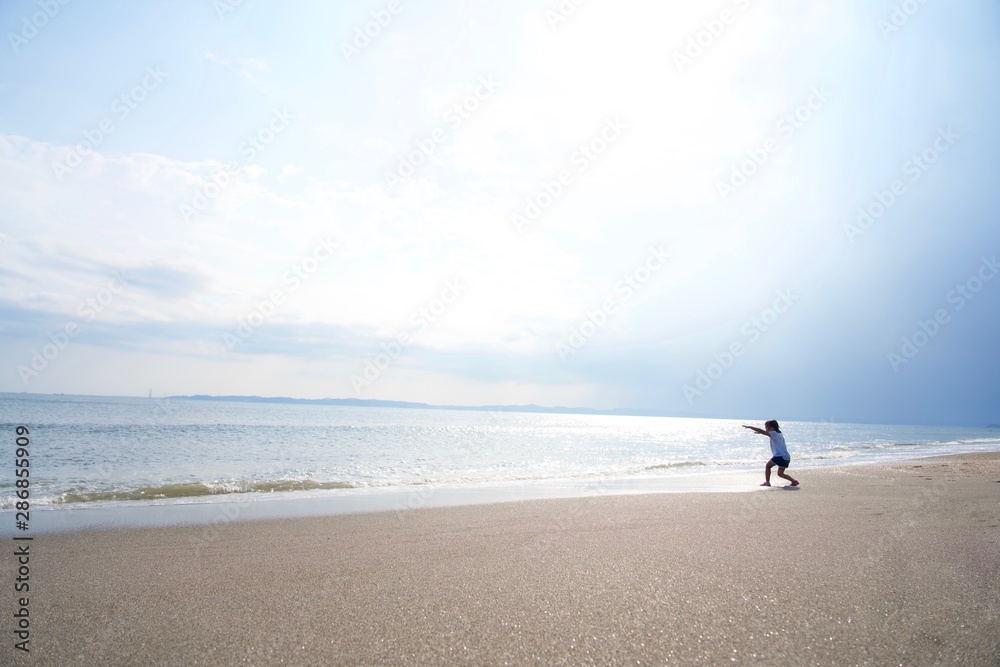 海岸でふざける子供