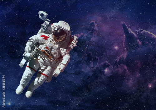Fototapeta Naklejka Na Ścianę i Meble -  astronaut in space 