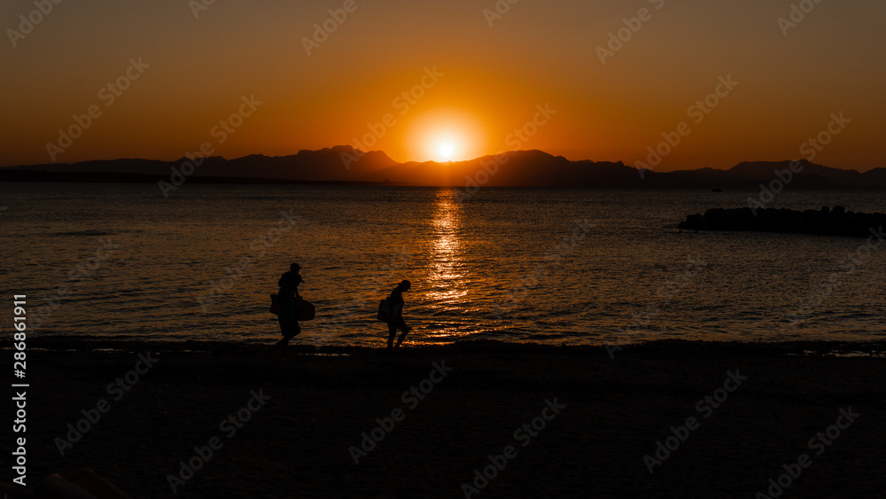 Mallorca Sonnenuntergang am Meer mit Silhouette