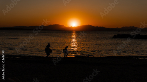 Mallorca Sonnenuntergang am Meer mit Silhouette