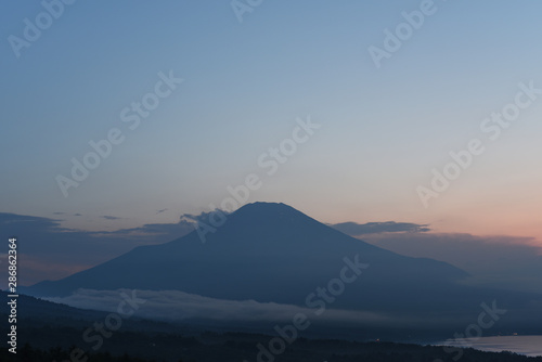 夕焼けに映える富士山のシルエット