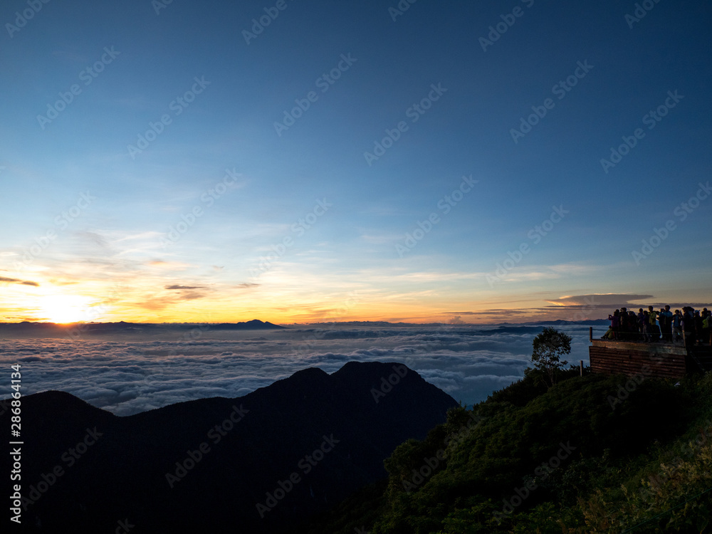 北アルプス 燕岳の山小屋「燕山荘」から日の出を待つ登山者たち