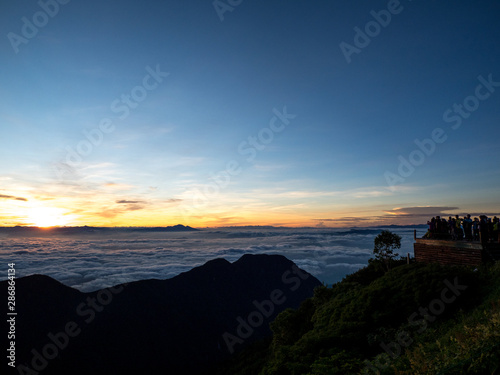北アルプス 燕岳の山小屋「燕山荘」から日の出を待つ登山者たち