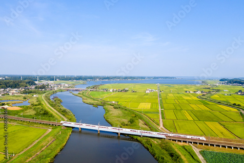 JR高浜駅付近の恋瀬川を渡る常磐線 特急ひたち E657系と霞ヶ浦を俯瞰撮影