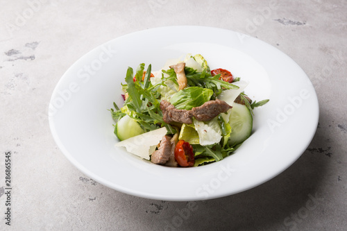 Fresh healthy roastbeef salad with green arugula