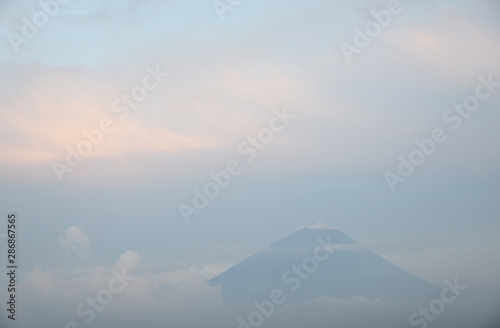 夕焼けに映える富士山のシルエット © skyblue