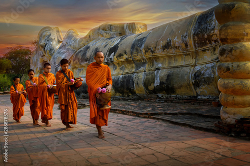 Obraz na płótnie Monks and novices at Phra Non Temple, Wat Lokayasutharam Phra Nakhon Si Ayutthay