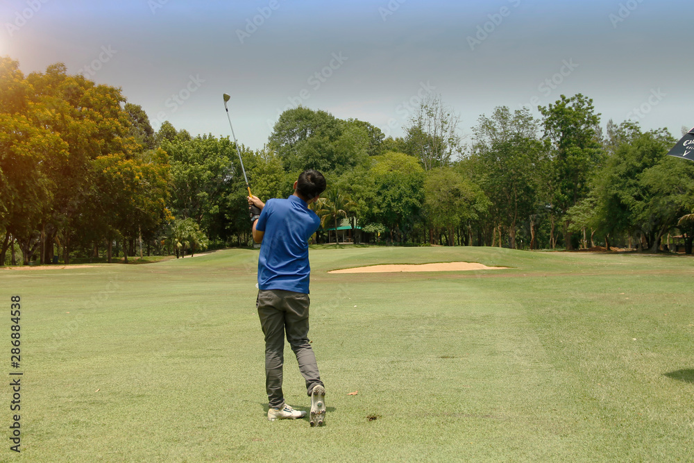 Obraz premium Golfer playing golf in beautiful golf course in the evening golf course with sunshine in thailand
