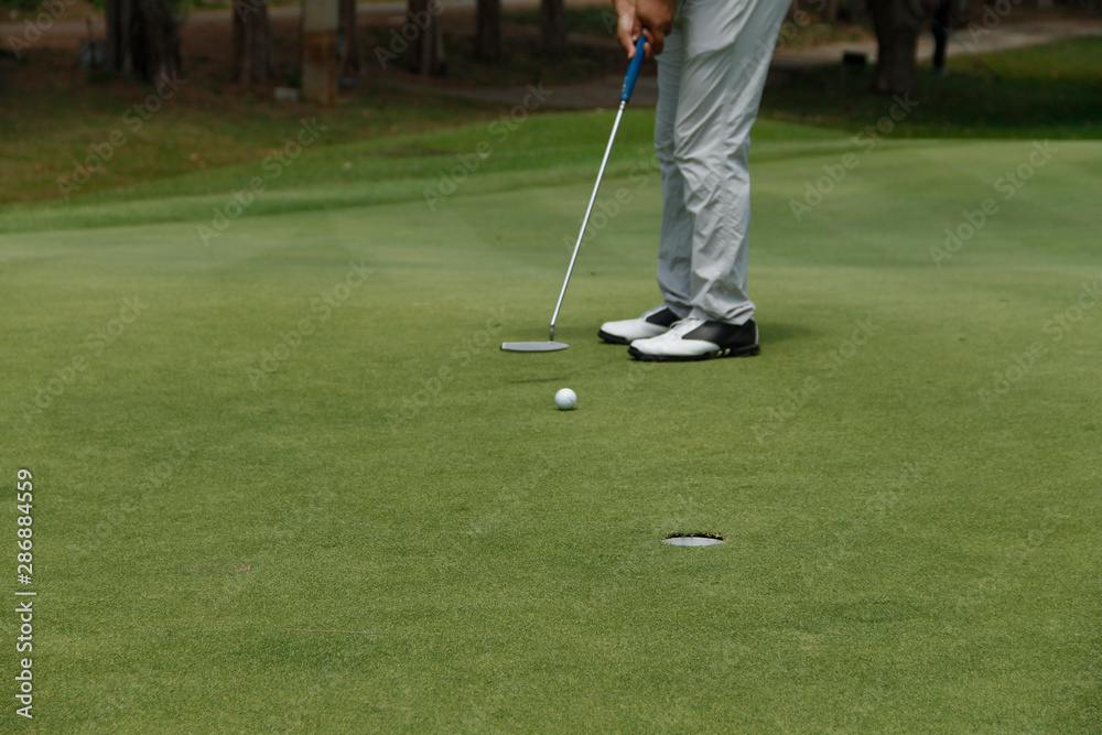 Obraz premium Golfer playing golf in beautiful golf course in the evening golf course with sunshine in thailand