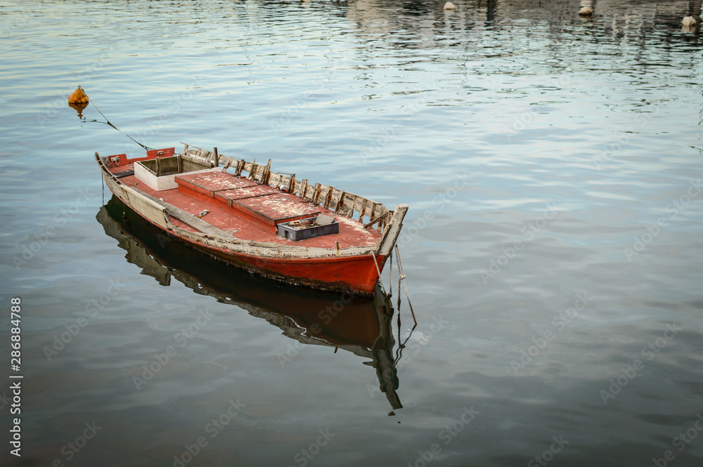 Naklejka premium Vieja barca de pesca abandonada en el puerto