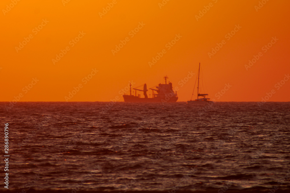 Barco en la mar al anochecer en Chipiona, Cádiz