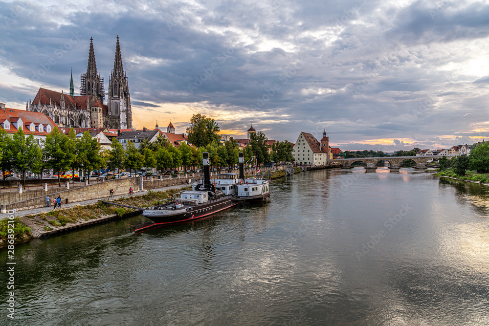 Fototapeta premium Regensburg in der Oberpfalz bei Dämmerung