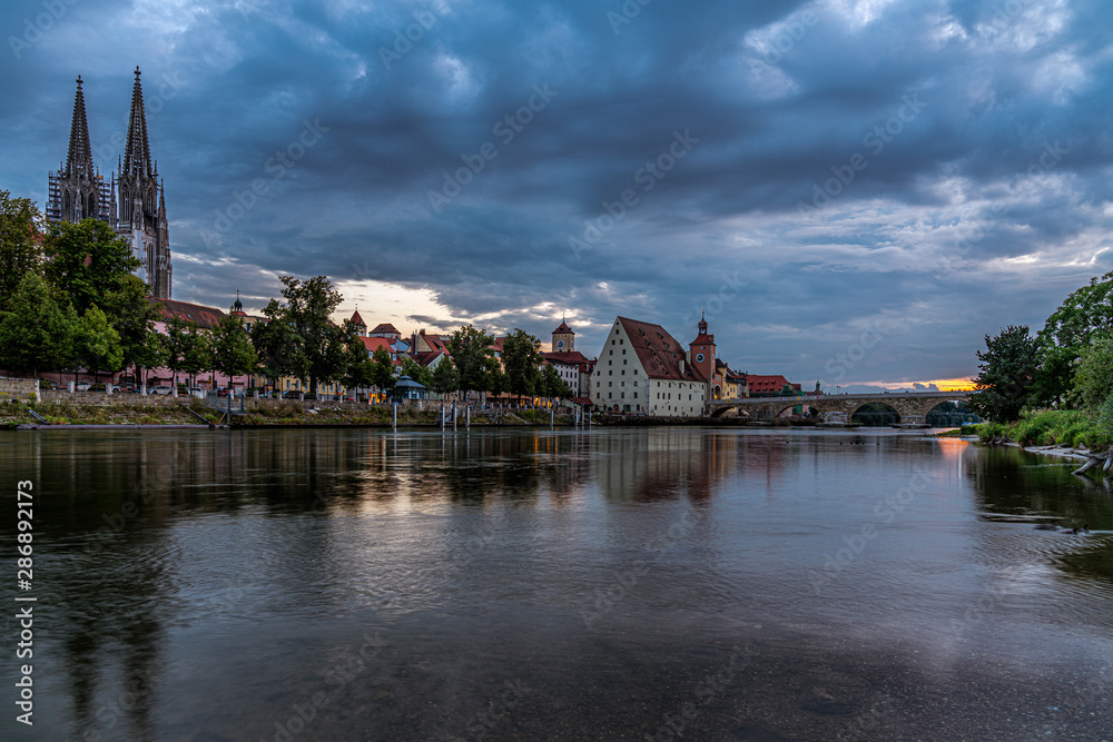 Altstadt Von Regensburg in der Dämmerung mit Wolkenhimmel