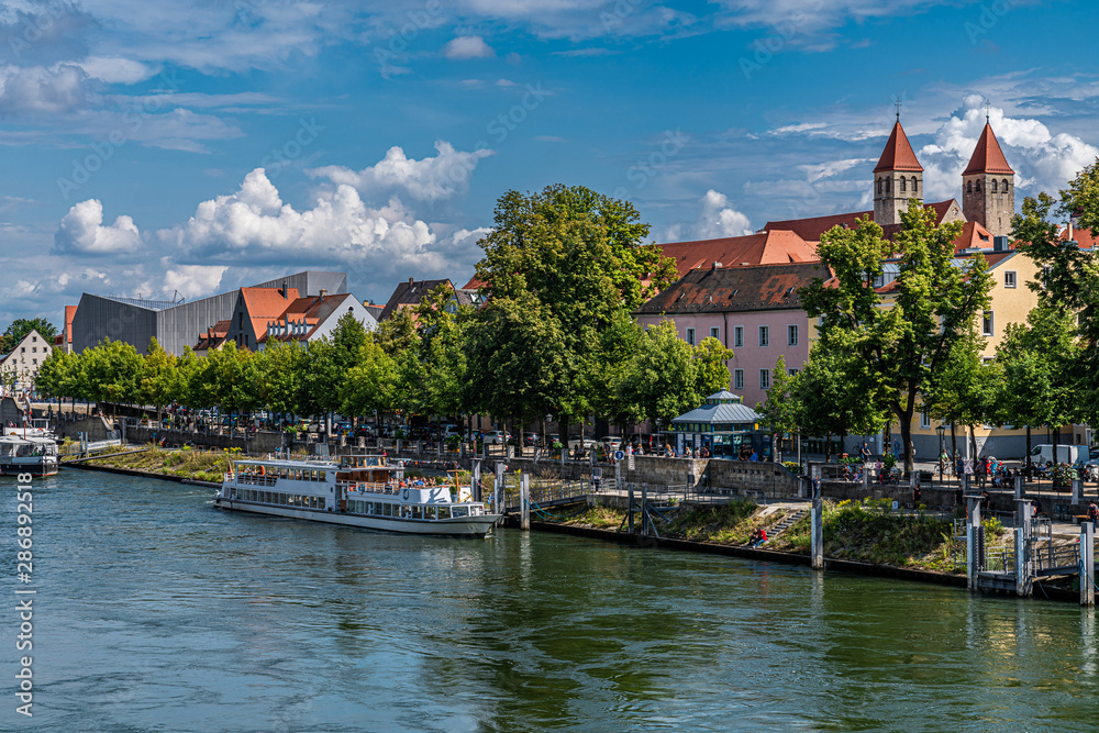 Blick auf die Altstadt von Regensburg mit Ausflugsdampfer