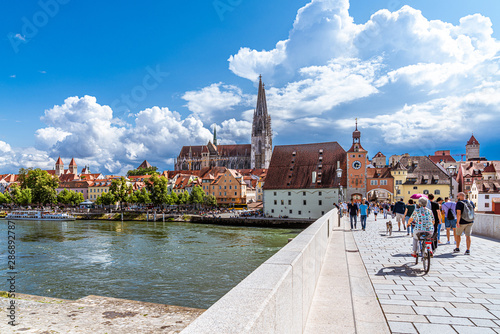 Auf der steinernen Brücke von Regensburg mit Blick auf den Dom photo