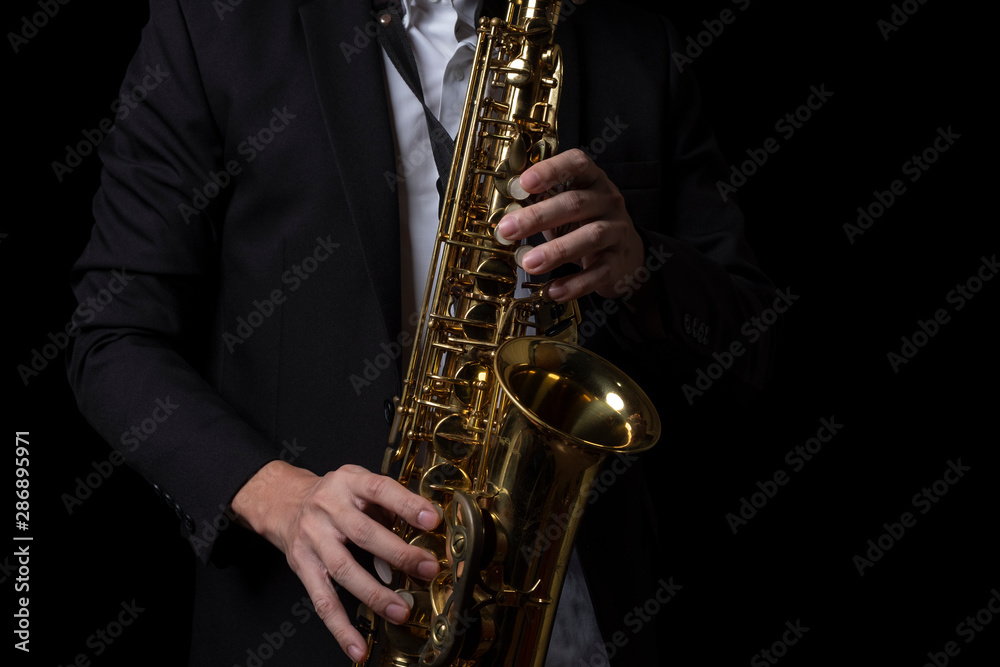 Naklejka premium Mężczyzna saksofonista jazzowy występ na scenie.