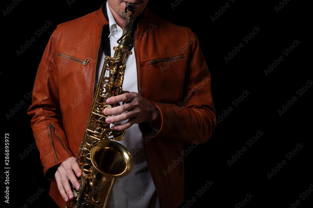 Fototapeta premium Mężczyzna saksofonista jazzowy występ na scenie. iSolated czarne tło