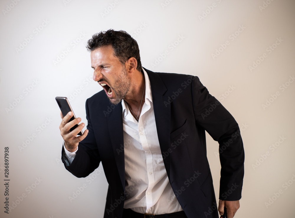 hombre de negocios enfadado y agresivo hablando con el smartphone hombre de negocios enfadado y agresivo hablando con el smartphone