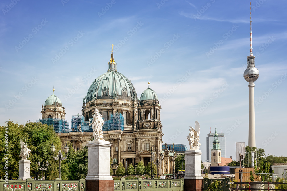 Obraz premium the berlin cathedral against a blue sky