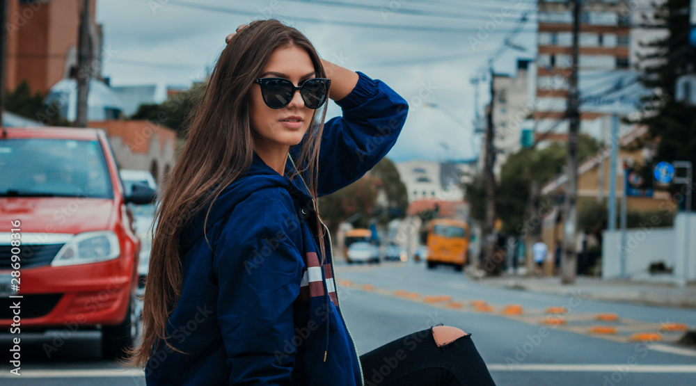 Obraz premium jovem na rua