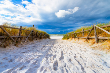 Fototapete Abstieg zum Strand Strandzugang in Lubiatowo an der Ostsee  © bubutu