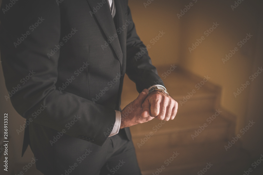 Obraz premium hombre mirando la hora