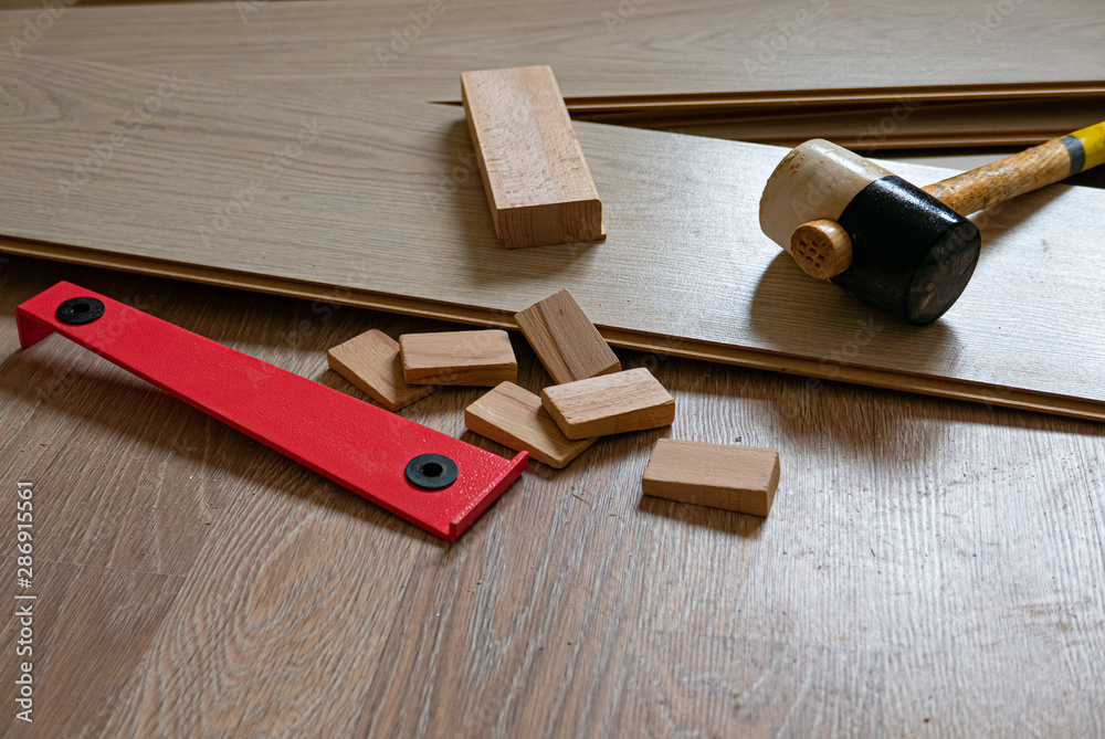 Equipment for a parquet floor mounting with laminate flooring