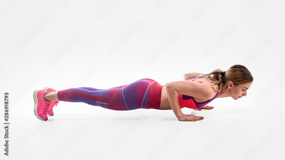 Obraz premium Strong female doing plank exercise