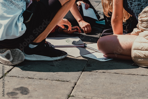 Für die Umwelt auf die Straße. Kinder arbeiten an ihren Plakaten vor der Demonstration.