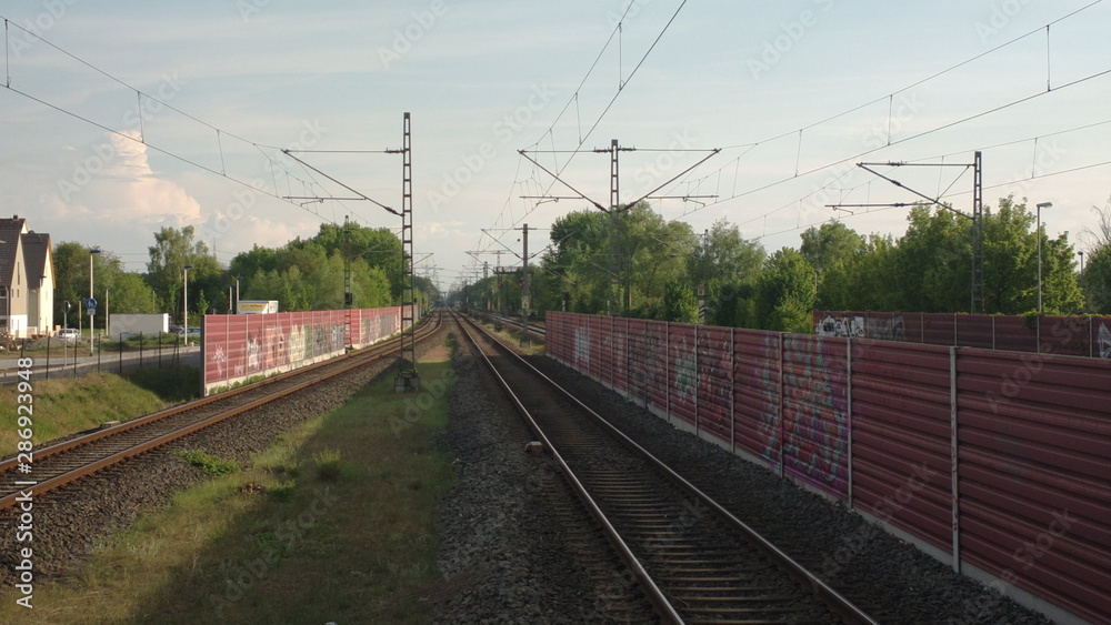 Eisenbahngleise und Lärmschutzwände nahe S-Bahnhof Egelsbach