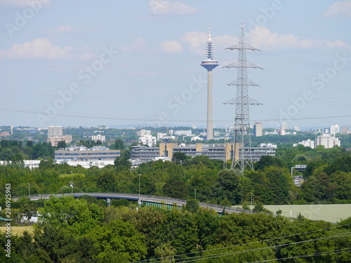 Frankfurter Fernsehturm Ginnheimer Spargel und Strommast im Panorama von Hausen