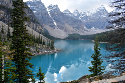 Fototapeta Naklejka Na Ścianę i Meble -  Rocky Mountains Surrounding Beautiful Green - Blue Coloured Lake
