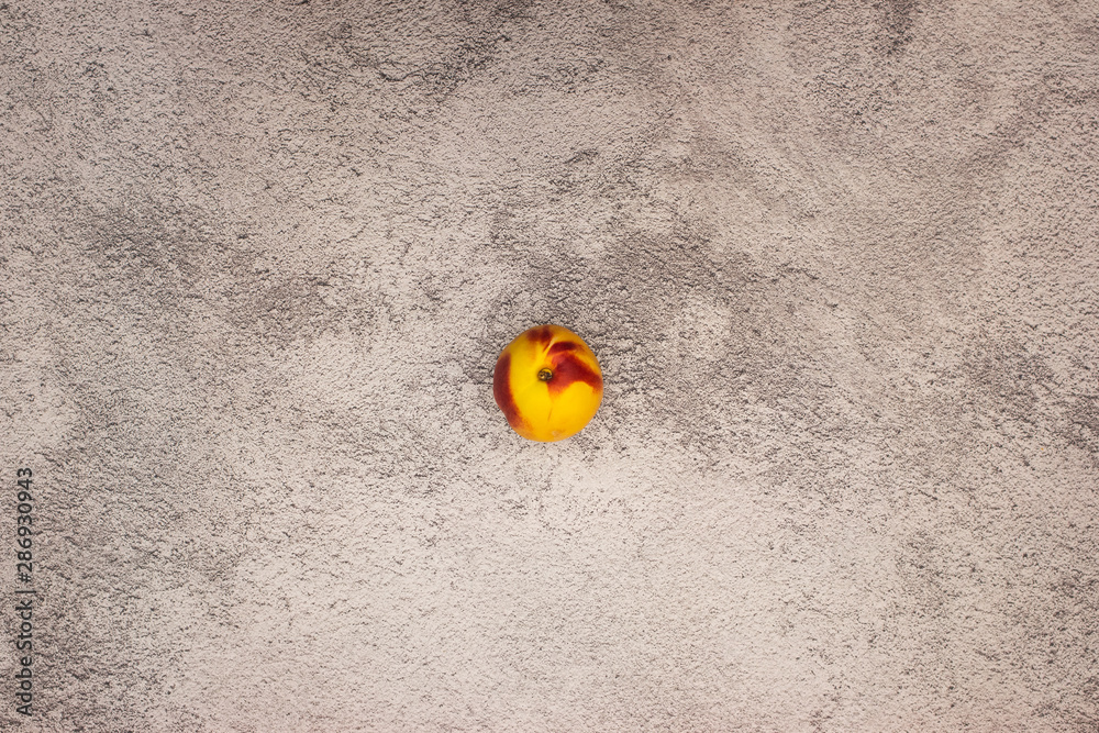 Naklejka premium On fresh fruit on the grey background 