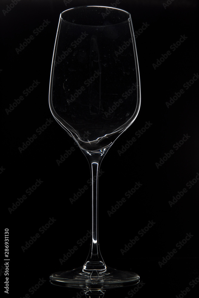 Perfil de copa de vino de cristal sobre fondo negro Perfil de copa de vino de cristal sobre fondo negro