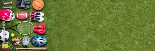 Obraz Różne urządzenia sportowe na trawie