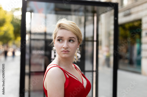 Frau in der city Berlin Free Download Frau in der city Berlin - GFXLoad
