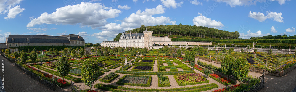 Villandry, castello e giardini, cielo blu con nuvole, Francia