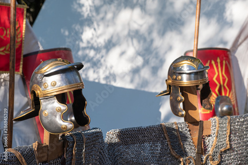 Cascos y cotas de malla de legionarios romanos photo