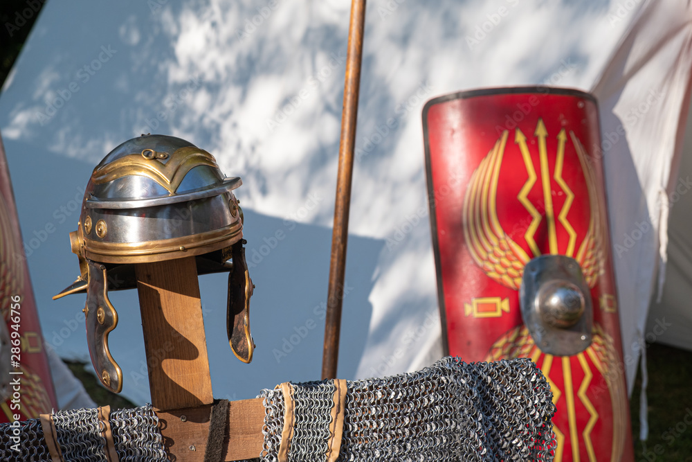 Cota de mallas , casco y escudo de legionario romano en evento de  recreación histórica. Portugal. Stock Photo | Adobe Stock