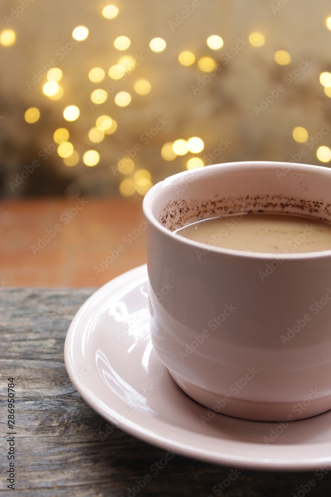 Obraz premium brown cup of coffee on wooden table with blurred bokeh background