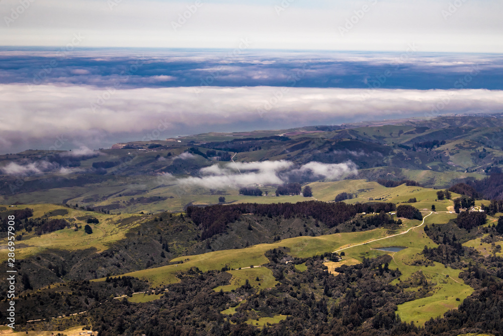 Obraz premium Clouds Hang Low over the Rolling Hills of Portola Valley outside of Silicon Valley, California, USA