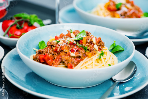 Spaghetti Bolognese mit Tomatensauce und Hackfleisch, geriebenem Parmesankäse und frischem Basilikum