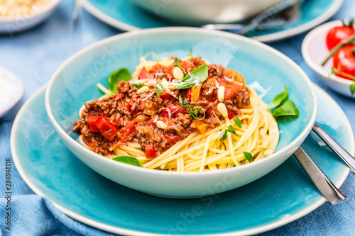 Spaghetti Bolognese mit Tomatensauce und Hackfleisch, geriebenem Parmesankäse und frischem Basilikum