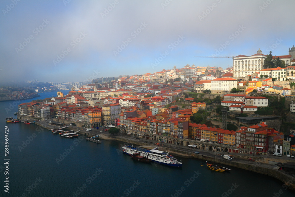 Fototapeta premium Panoramiczny widok na stare miasto Porto, Portugalia